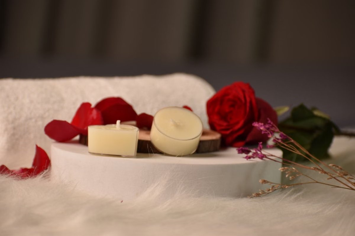 Rosas vermelhas e velas simbolizando o banho para o amor